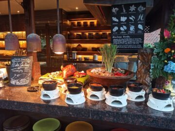 Grand Hyatt Bali Restauran Pasar Senggol Schwein