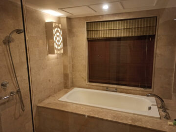 Grand Hyatt Bali Zimmer Bad Dusche Badewann