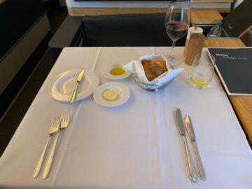 Swiss First Class Airbus A330 Gedeckter Tisch