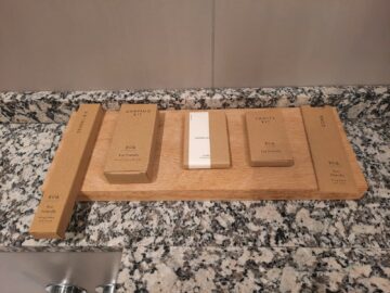 Finnair Business Lounge Helsinki Non Schengen Duschkabine Kosmetika