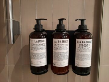Finnair Business Lounge Helsinki Non Schengen Duschkabine Shampoo