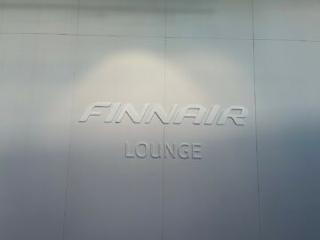 Finnair Business Lounge Helsinki Non Schengen Eingang Logo 1