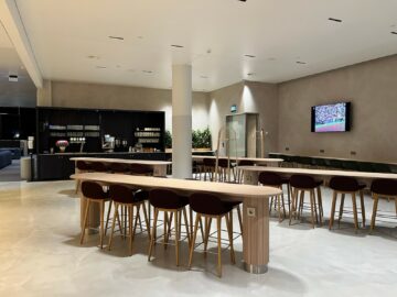 Finnair Business Lounge Helsinki Non Schengen Hochtische 2