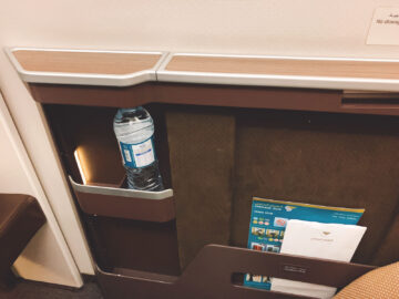 Oman Air Business Class A330 200 Staufach 1