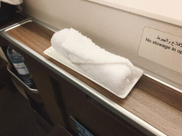 Oman Air Business Class Heisses Tuch 1