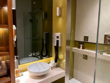 Qatar Airways Premium Lounge Bangkok Dusche