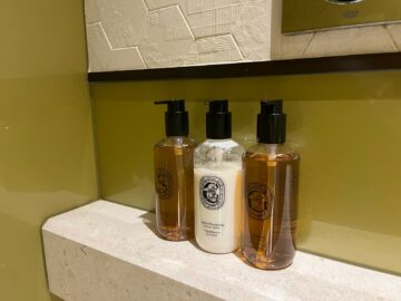Qatar Airways Premium Lounge Bangkok Dusche Shampoo