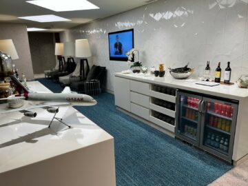 Qatar Airways Premium Lounge Bangkok Flugzeug Snacks