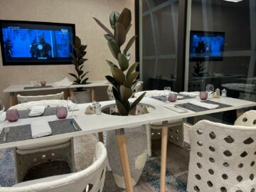 Qatar Airways Premium Lounge Bangkok Restaurant Tisch 1