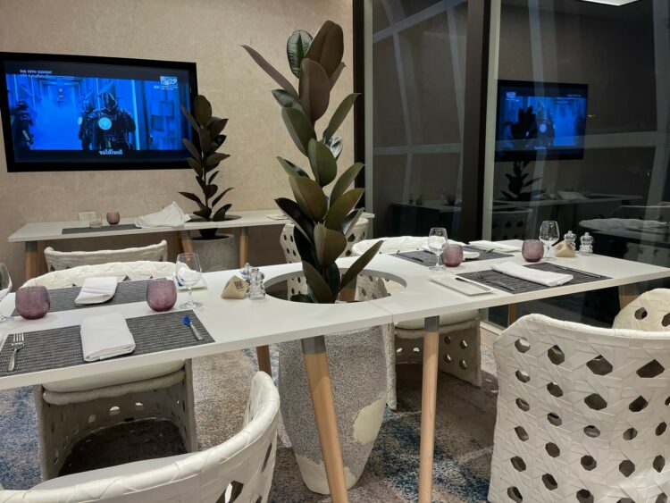 Qatar Airways Premium Lounge Bangkok Restaurant Tisch 1