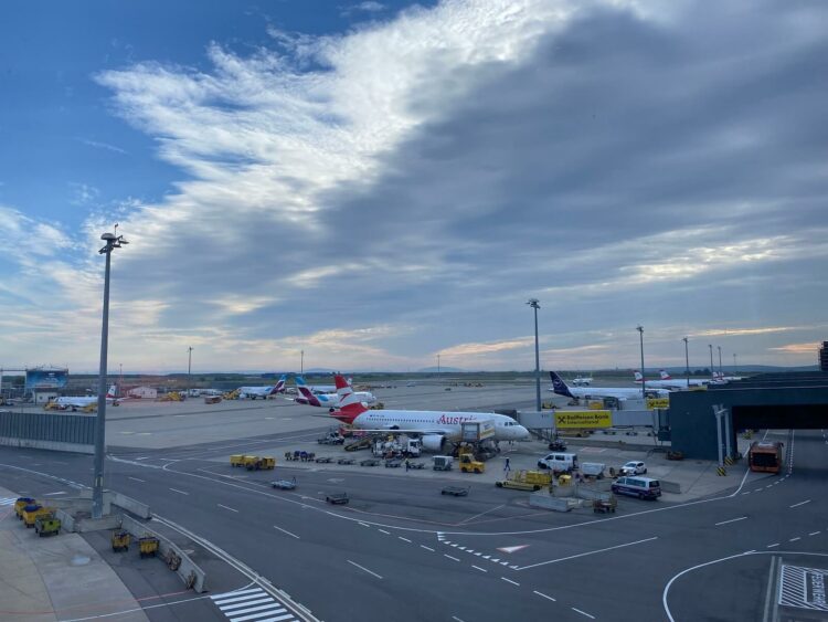 Austrian Airlines Senator Lounge F Gates Blick Auf Das Rollfeld
