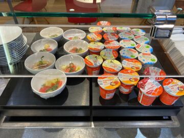 Austrian Airlines Senator Lounge F Gates Joghurt Obst