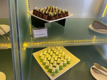 Malaysia Airlines Domestic Golden Lounge Kuala Lumpur Auswahl Kuchen