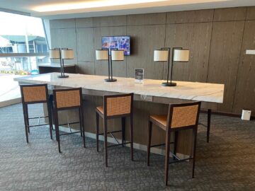 Malaysia Airlines Domestic Golden Lounge Kuala Lumpur Barhocker Bartisch