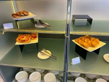 Malaysia Airlines Domestic Golden Lounge Kuala Lumpur Gebaeck Fruehstueck