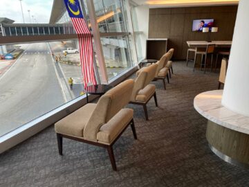Malaysia Airlines Domestic Golden Lounge Kuala Lumpur Sessel Blick Auf Das Rollfeld