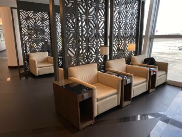 Malaysia Airlines Domestic Golden Lounge Kuala Lumpur Sitzkombis Mit Trennwaenden