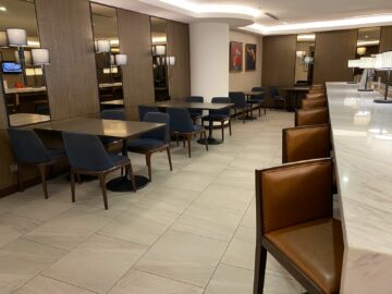 Malaysia Airlines Domestic Golden Lounge Kuala Lumpur Tische Essbereich