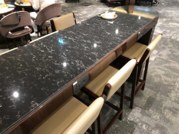 Thai Airways Royal Orchid Prestige Lounge Bangkok Anschluesse Bartische