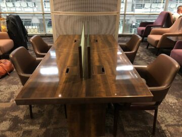 Thai Airways Royal Orchid Prestige Lounge Bangkok Arbeitstische