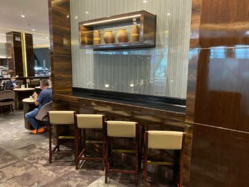 Thai Airways Royal Orchid Prestige Lounge Bangkok Barhocker Sitzmoeglichkeit
