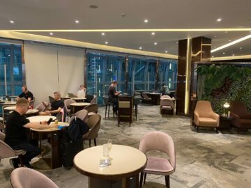 Thai Airways Royal Orchid Prestige Lounge Bangkok Sitzmoeglichkeiten Buffett Bereich
