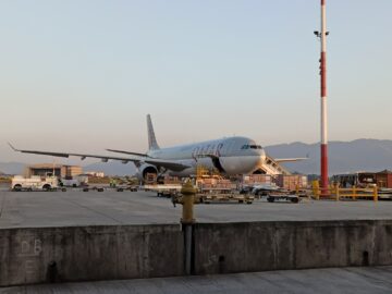 Qatar Airways Airbus A330 300 Rollfeld Kathmandu