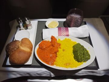 Qatar Airways Business Class Airbus A330 300 Abendessen Hauptspeise Chicken