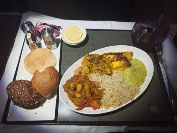 Qatar Airways Business Class Airbus A330 300 Abendessen Hauptspeise Paneer