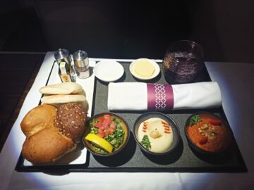 Qatar Airways Business Class Airbus A330 300 Abendessen Vorpseise Mezze