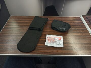 Qatar Airways Business Class Airbus A330 300 Amenity Kit Socken Schlafmaske