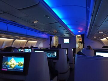 Qatar Airways Business Class Airbus A330 300 Kabine Dunkel