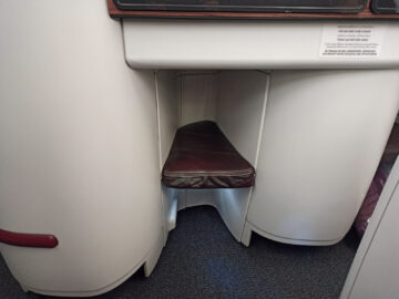 Qatar Airways Business Class Airbus A330 300 Sitz Fussablage Fensterreihe