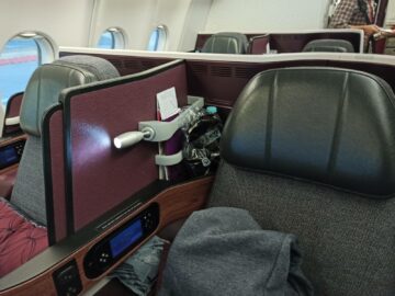 Qatar Airways Business Class Airbus A330 300 Sitz Kopfstuetze Leselampe