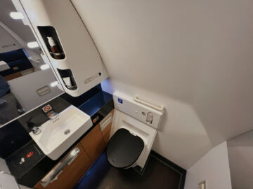 Swiss First Class Boeing 777 300er Bad 1