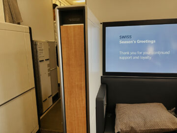 Swiss First Class Boeing 777 300er Schrank 5