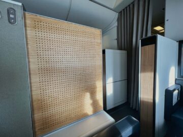 Swiss First Class Boeing 777 300er Slider 2