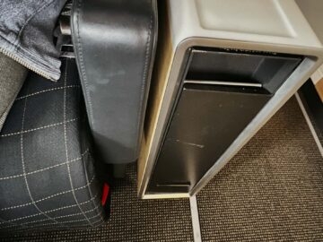 Swiss First Class Boeing 777 300er Staufach Schublade 1