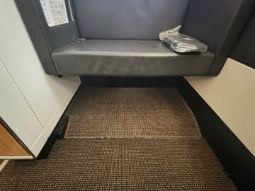 Swiss First Class Boeing 777 300er Stauraum Ottoman 1