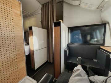 Swiss First Class Boeing 777 300er Suite 3