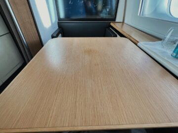 Swiss First Class Boeing 777 300er Tisch 1