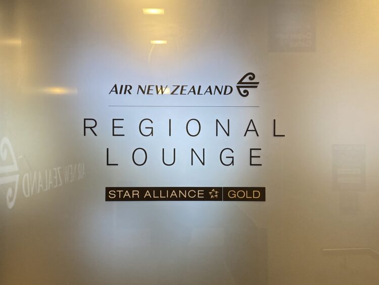 Air New Zealand Queenstown Regional Lounge Logo Eingang