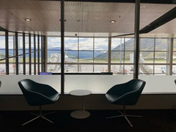 Air New Zealand Queenstown Regional Lounge Stuehle Mit Blick Auf Die Gates