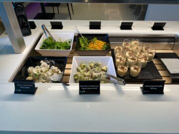 Air New Zealand Wellington Domestic Lounge Gemischte Salate