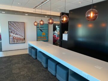 Air New Zealand Wellington Domestic Lounge Grosser Tisch Drucker