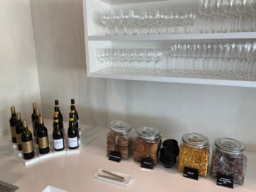 Air New Zealand Wellington Domestic Lounge Snacks Wein
