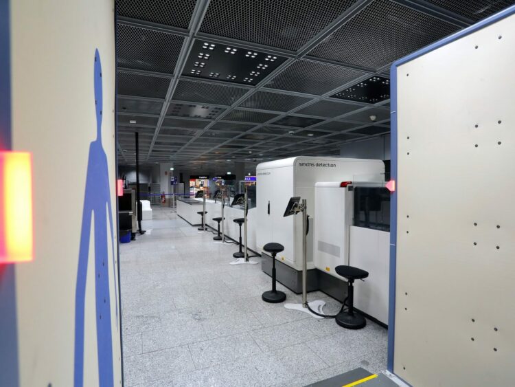 Flughafen Frankfurt Sicherheitskontrolle Ct Scanner Smiths Copyright
