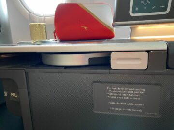 Qantas Airways Business Class Airbus A380 800 Tisch