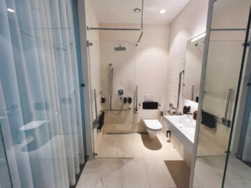 Swiss First Class Lounge Zuerich E Hotelzimmer Bad 2
