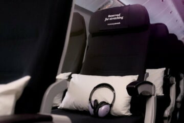Air New Zealand Economy Stretch Kissen Kopfhoerer Copyright